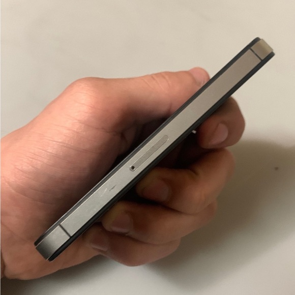 Apple iPhone 4S 16GB in Black for Unlocked - Picture 9 of 10